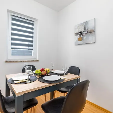 Sunny Lena Apartment *