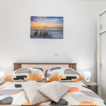 Sunny Lena Apartment *