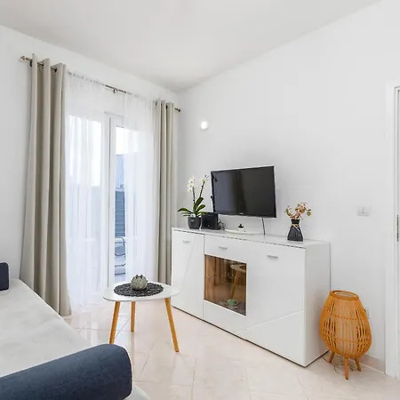 Sunny Lena Apartment
