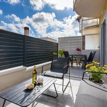 Sunny Lena Apartment *